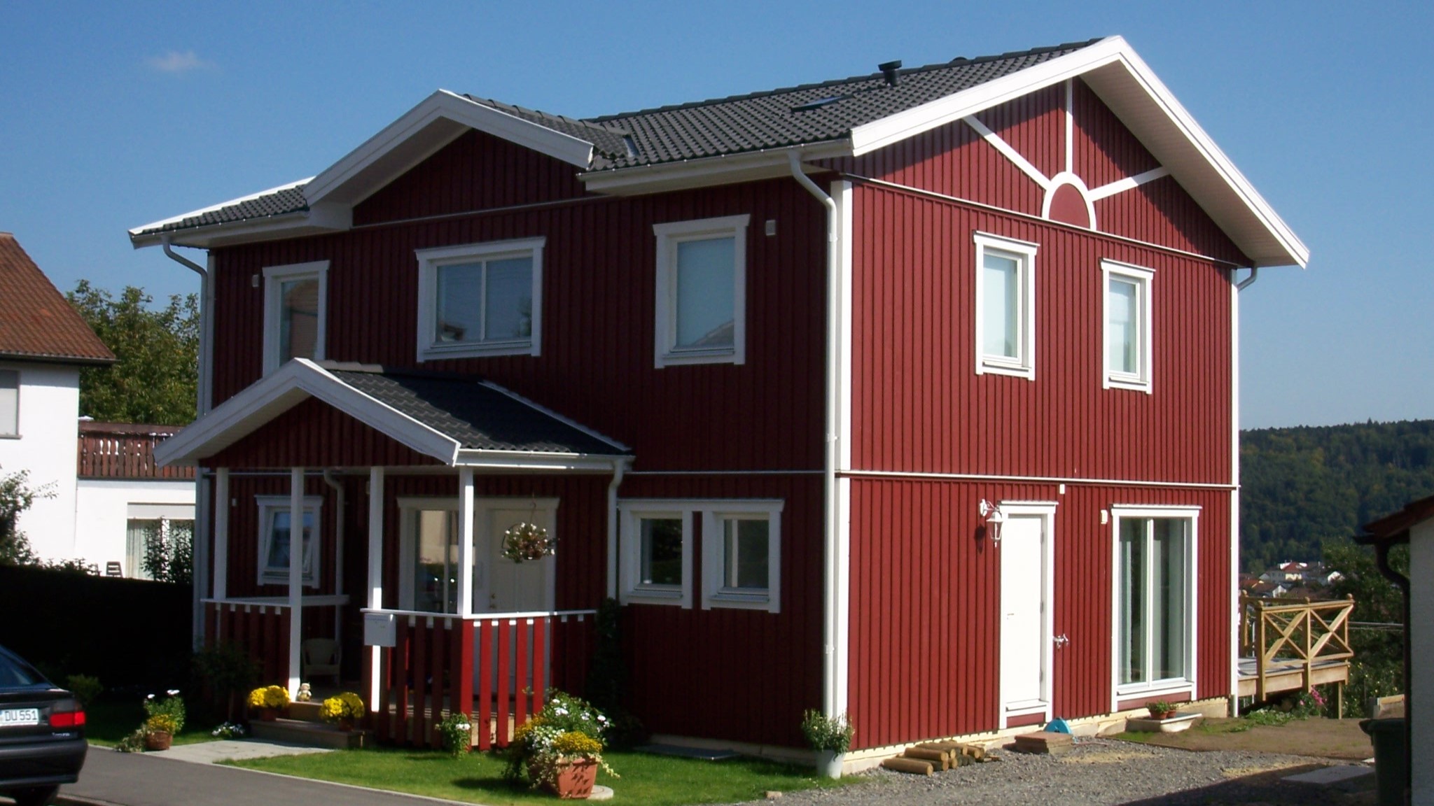 Modernes rot-weißes Schwedenhaus in Holzbauweise